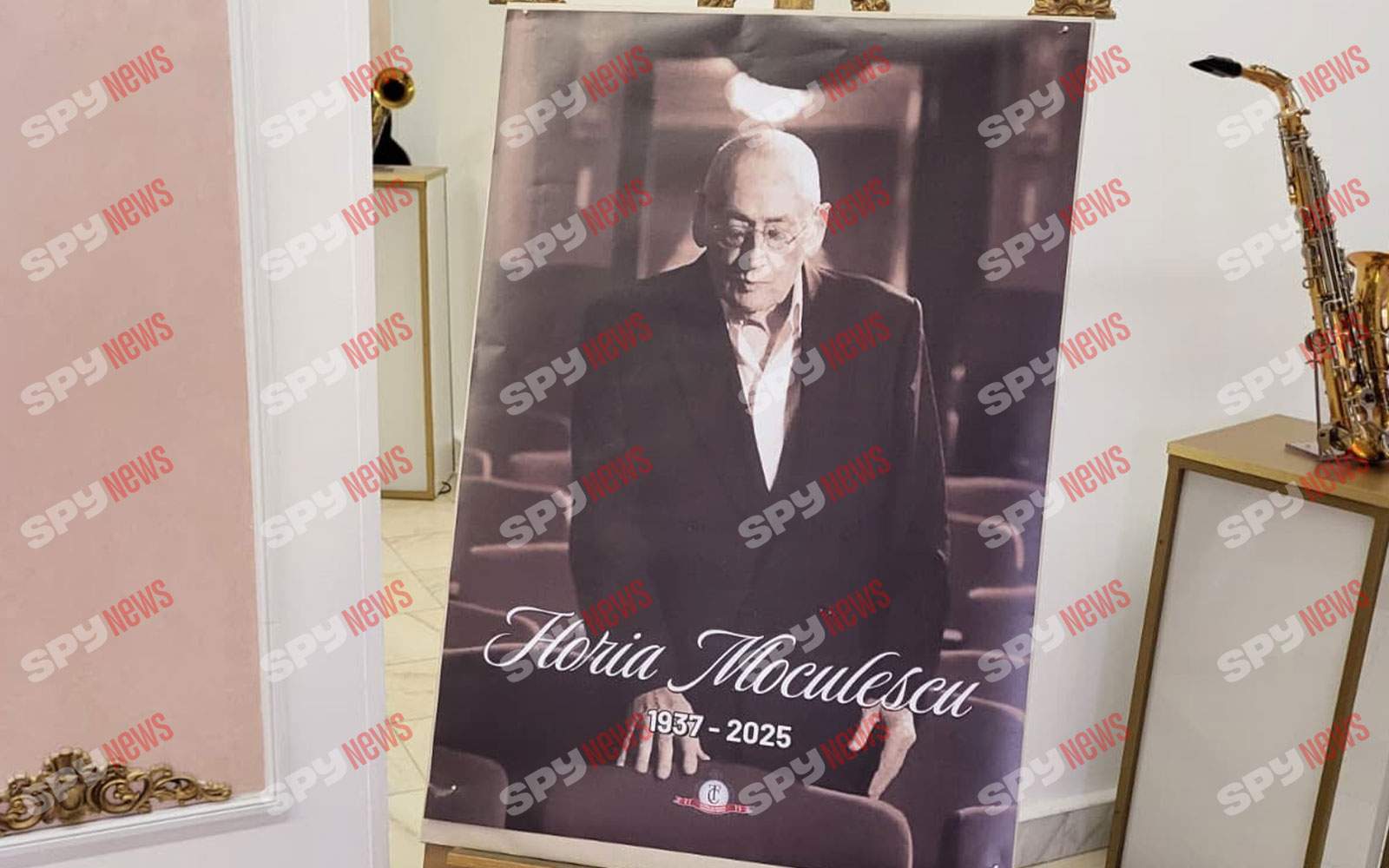 Sicriul cu trupul neînsuflețit al lui Horia Moculescu a fost depus la Teatrul de Revistă „Constantin Tănăse”. Familia și apropiații îi aduc un ultim omagiu