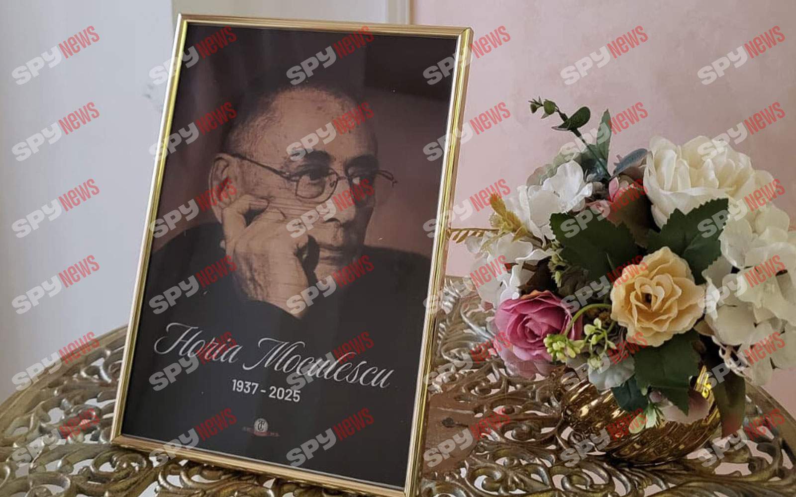 Sicriul cu trupul neînsuflețit al lui Horia Moculescu a fost depus la Teatrul de Revistă „Constantin Tănăse”. Familia și apropiații îi aduc un ultim omagiu