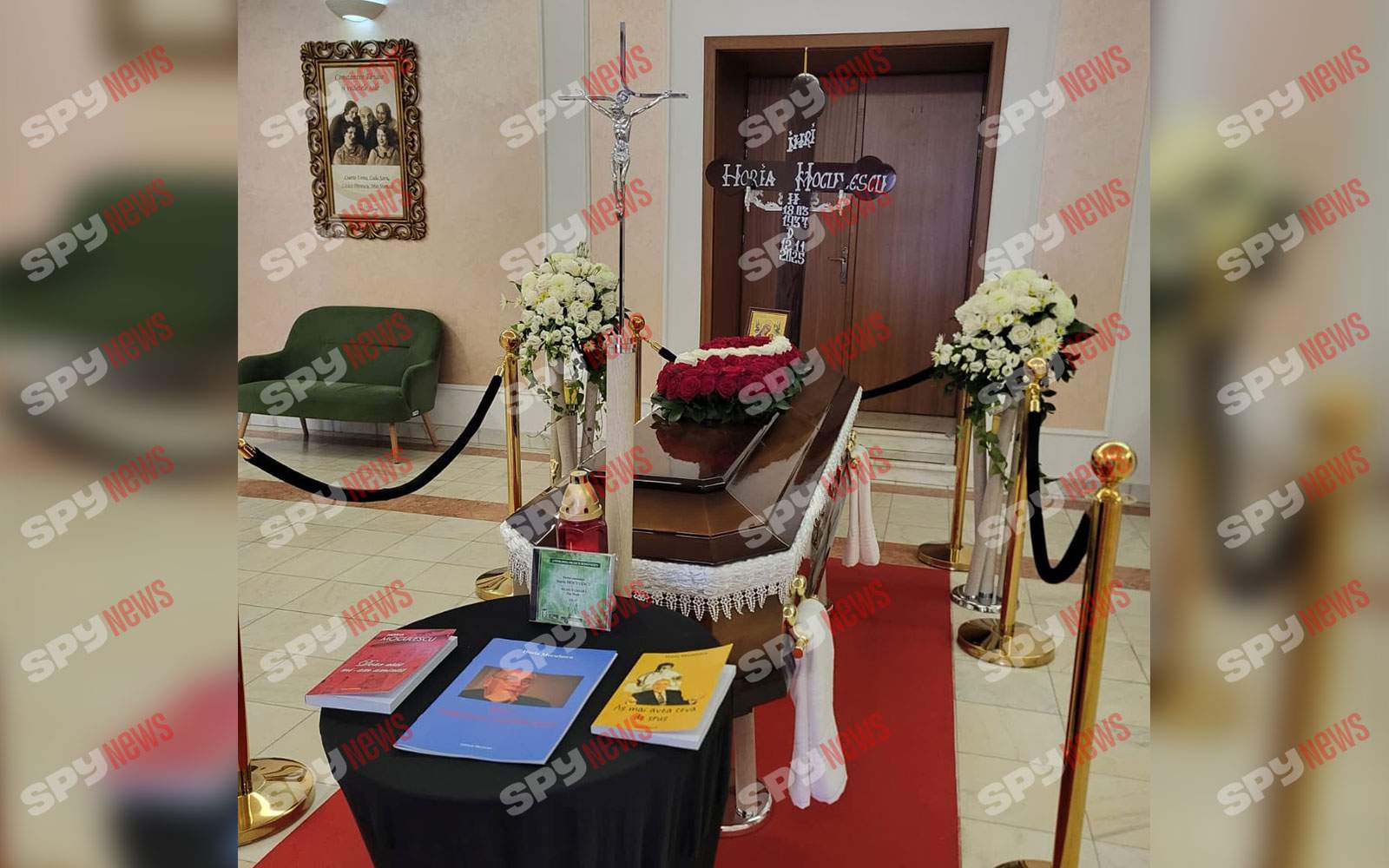 Sicriul cu trupul neînsuflețit al lui Horia Moculescu a fost depus la Teatrul de Revistă „Constantin Tănăse”. Familia și apropiații îi aduc un ultim omagiu