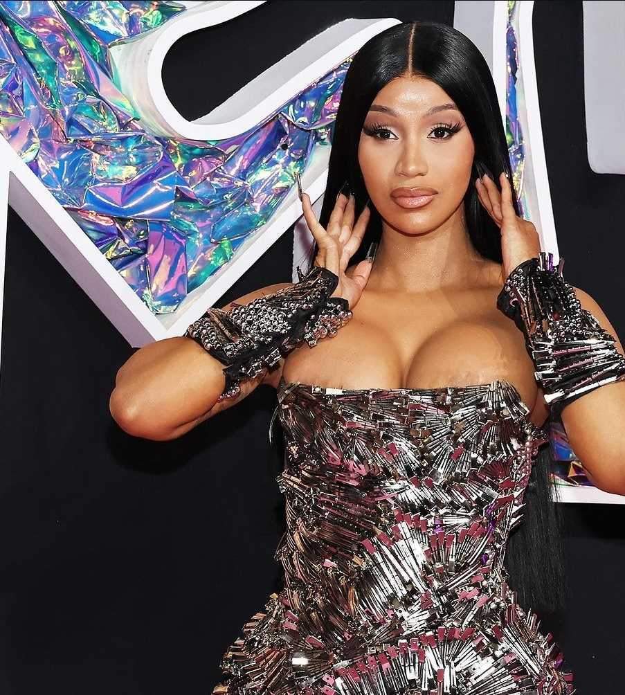 Cardi B a devenit mamă pentru prima oară cu starul NFL Stefon Diggs. Artista mai are alți 3 copii