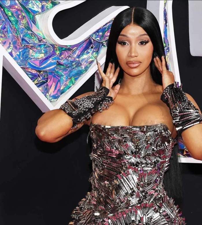 Cardi B a devenit mamă pentru prima oară cu starul NFL Stefon Diggs. Artista mai are alți 3 copii