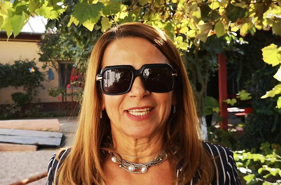 Rodica Badalau poarta ochelari de soare
