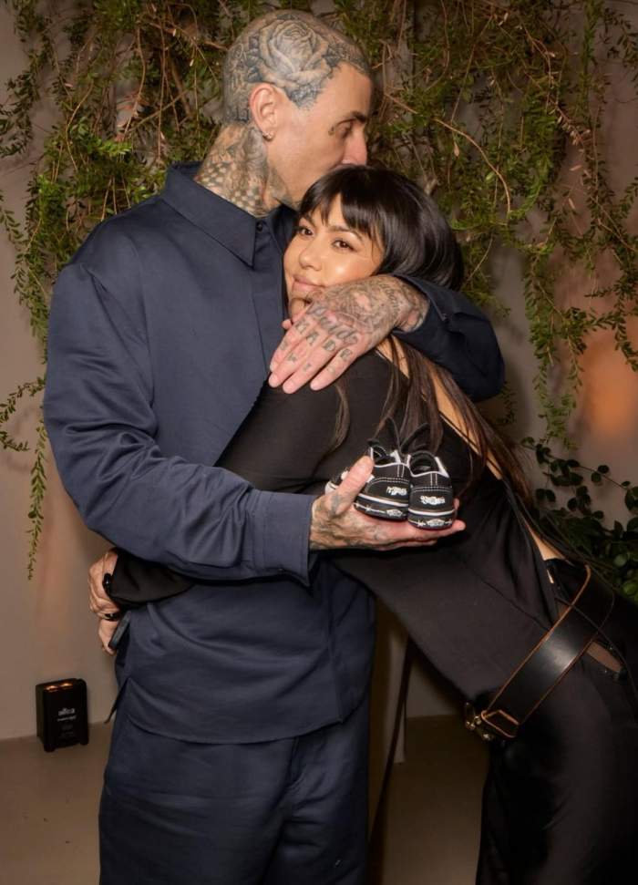 Kourtney Kardashian își sărbătorește soțul! Travis Barker a împlinit 50 de ani: "Liderul familiei noastre"