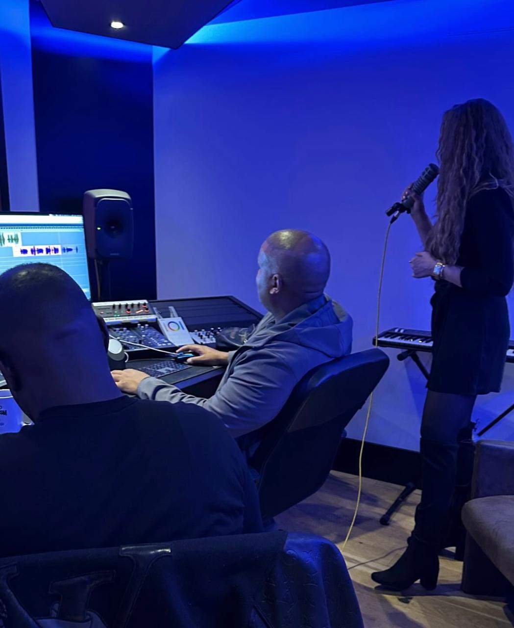 Iulia Vântur, față în față cu Papa Leon al XIV-lea. Artista a cântat colinde pentru liderul Vaticanului