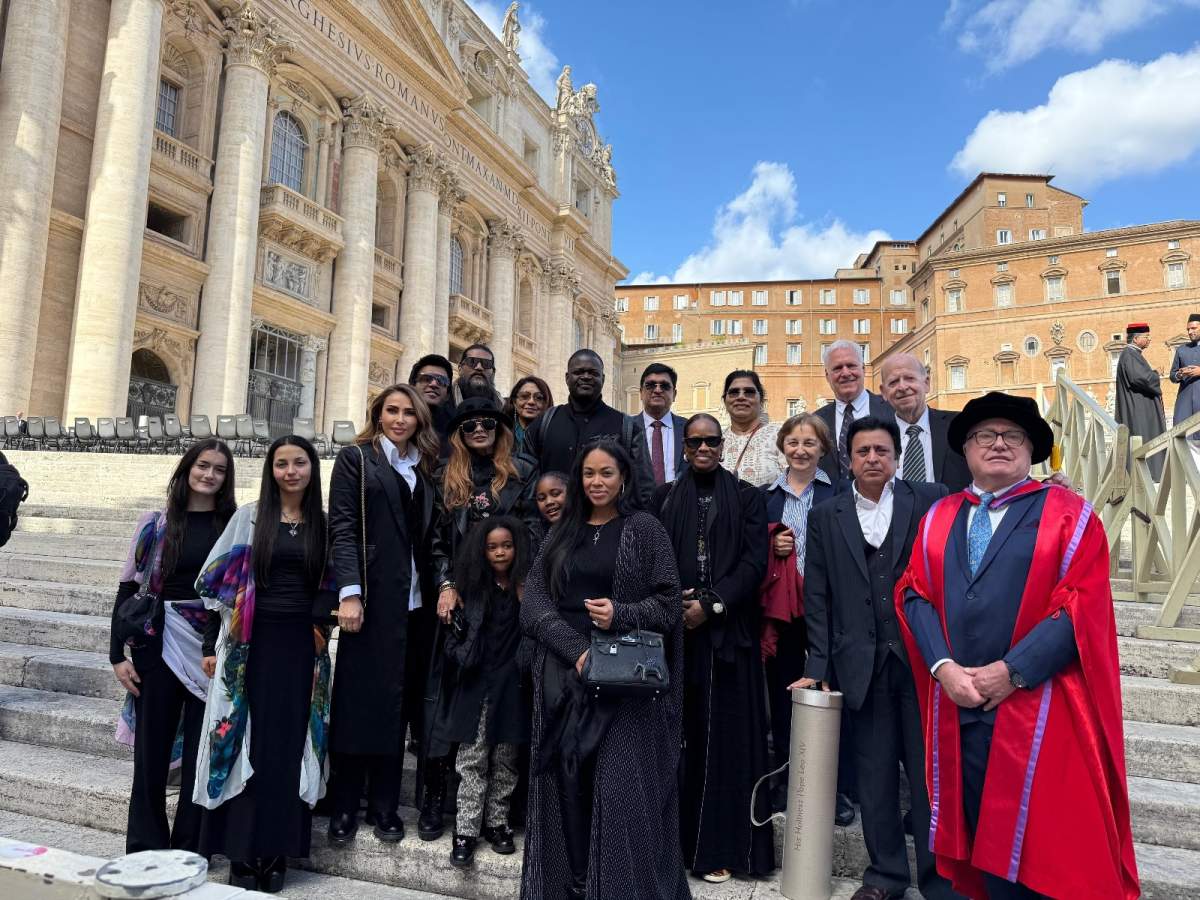 Iulia Vântur, față în față cu Papa Leon al XIV-lea. Artista a cântat colinde pentru liderul Vaticanului