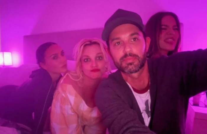 Kim Kardashian, Khloe Kardashian și Britney Spears