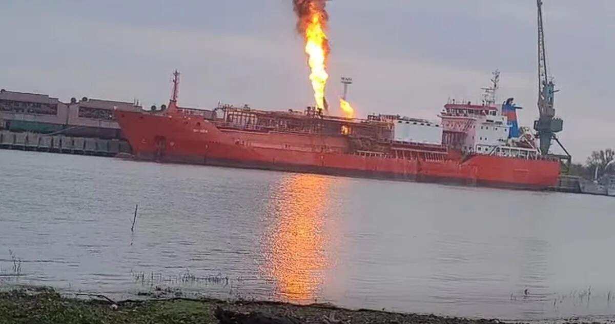 nava incendiată în portul Izmail