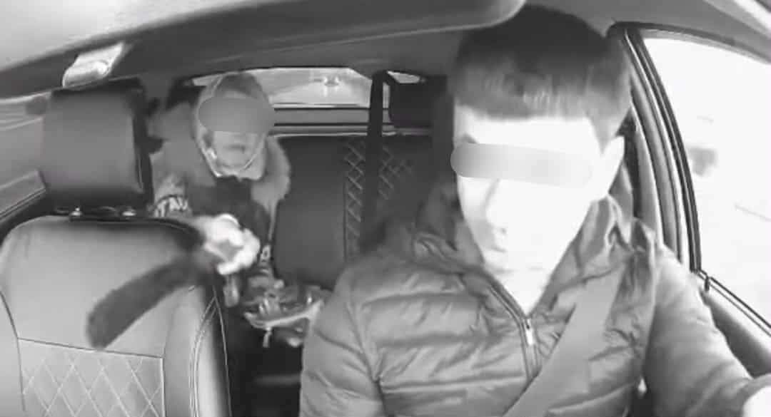 femeia și șoferul de taxi