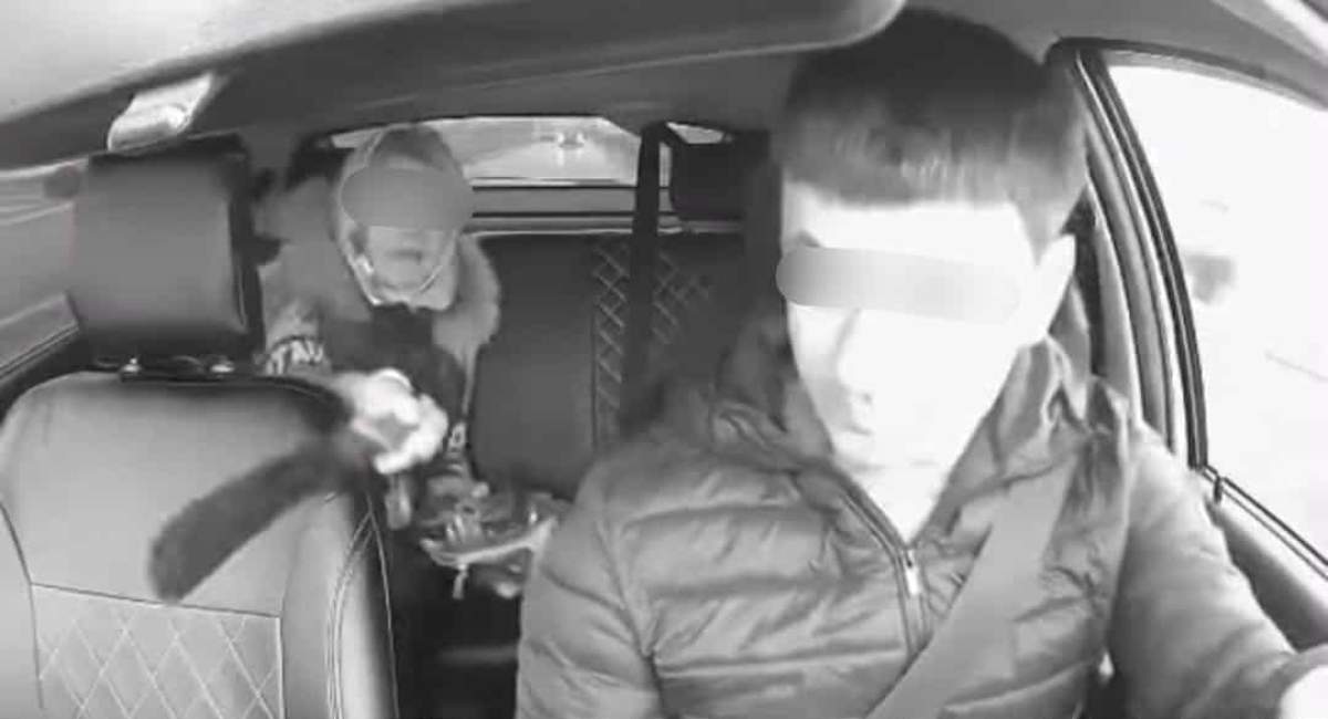 femeia și șoferul de taxi