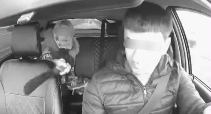 femeia și șoferul de taxi