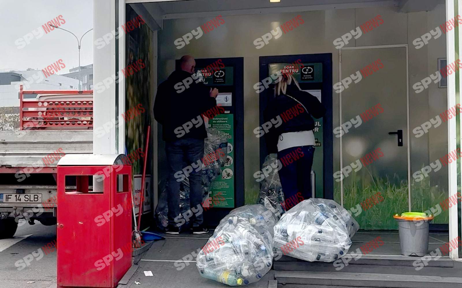 Romaniţa Iovan şi iubitul au grijă de mediu! Fac ce ar trebui să facem fiecare dintre noi! Cum i-au surprins paparazzii spynews.ro