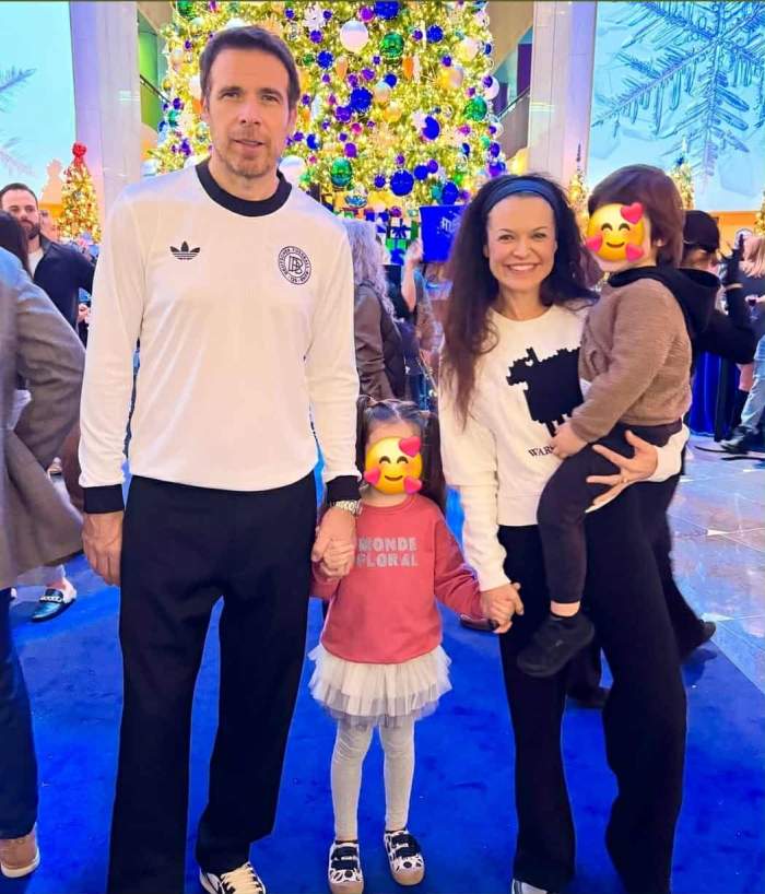 Raluca Lăzăruț și copiii ei, alături de soțul ei
