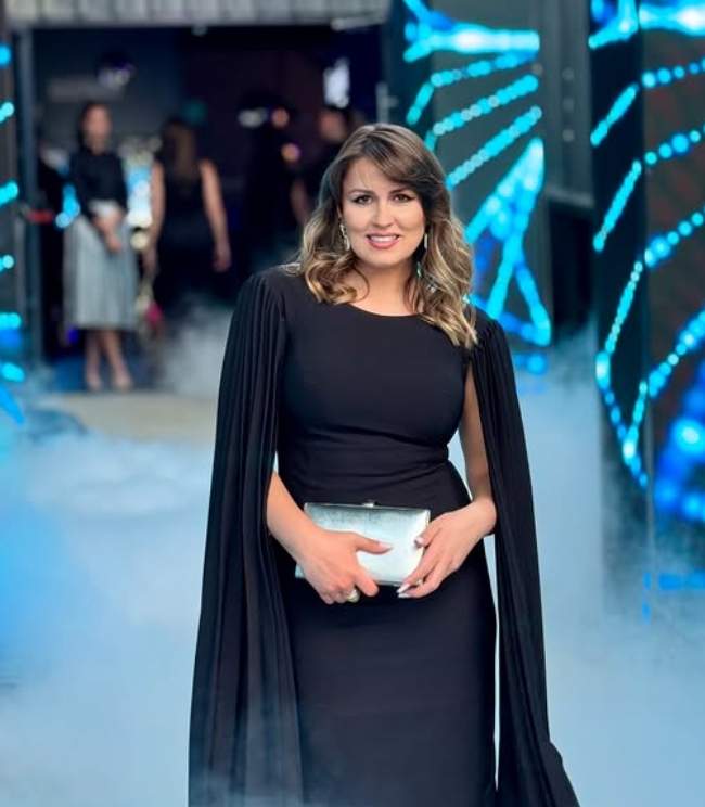 cristina almasan eleganta la un eveniment