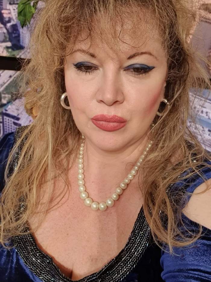 Oana Lis, îmbrăcată elegant