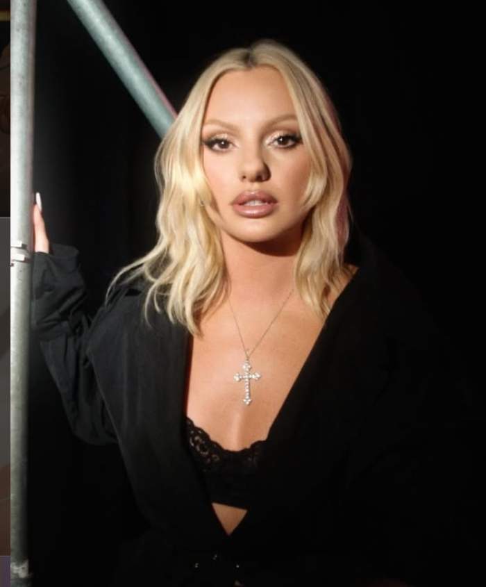 alexandra stan imbracata in negru