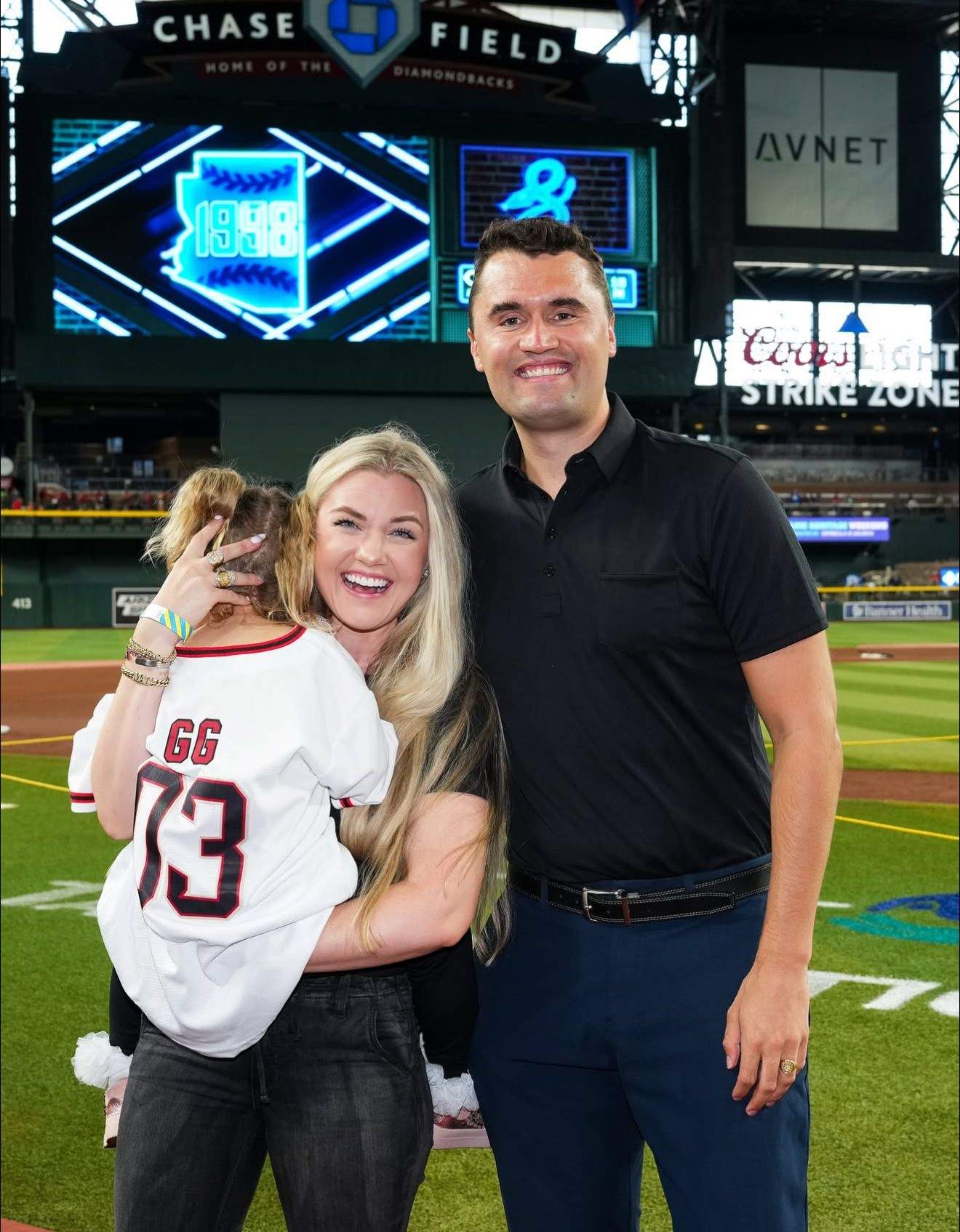 Dezvăluiri șocante despre Erika Kirk, văduva lui Charlie Kirk. I-ar fi fost urmărită fiecare mișcare de un avion