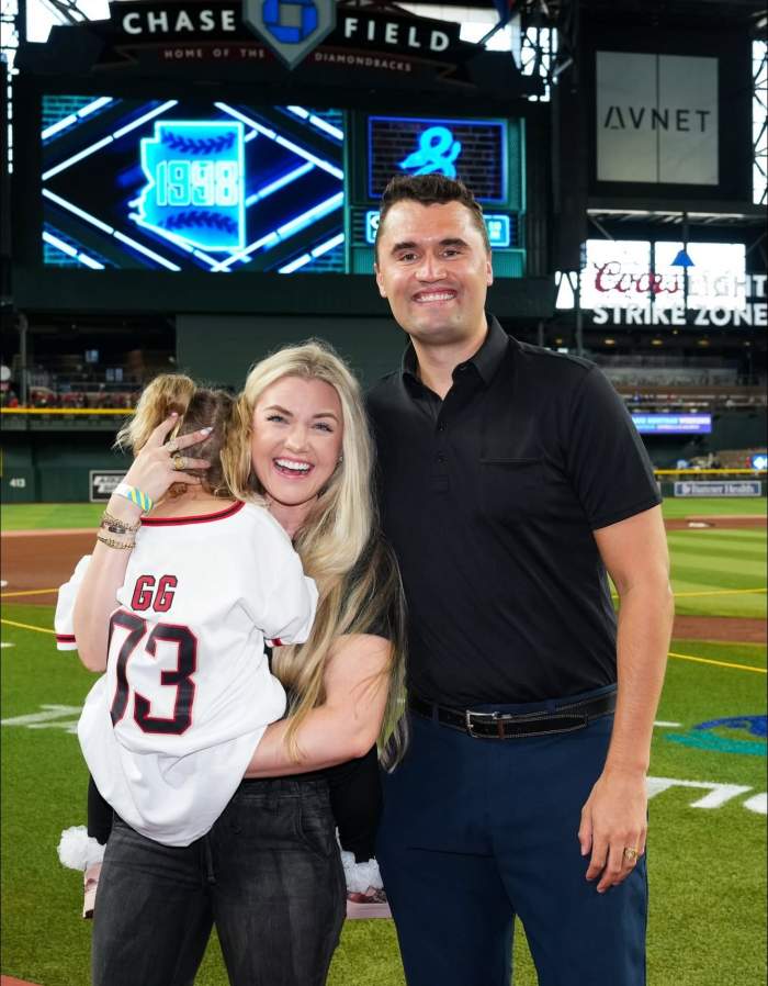 Dezvăluiri șocante despre Erika Kirk, văduva lui Charlie Kirk. I-ar fi fost urmărită fiecare mișcare de un avion