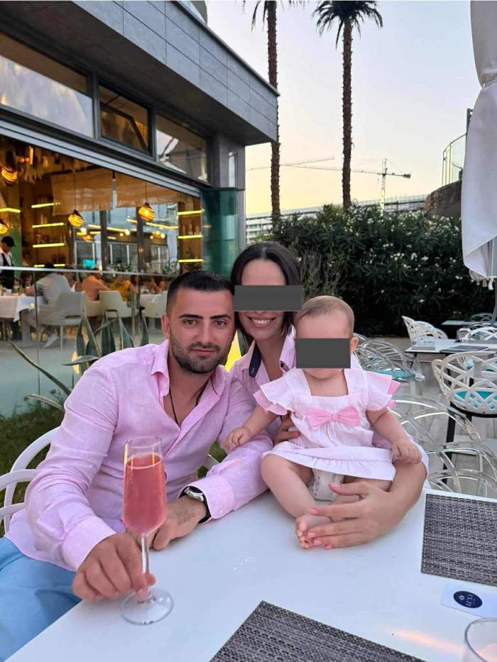 Sara, fetița de 2 ani, împreună cu mama și tatăl său