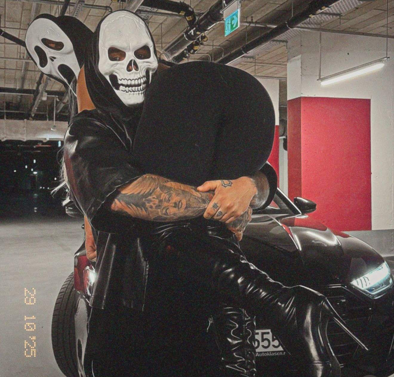 Amorezii se fotografiază în ipostaze tot mai senzuale!