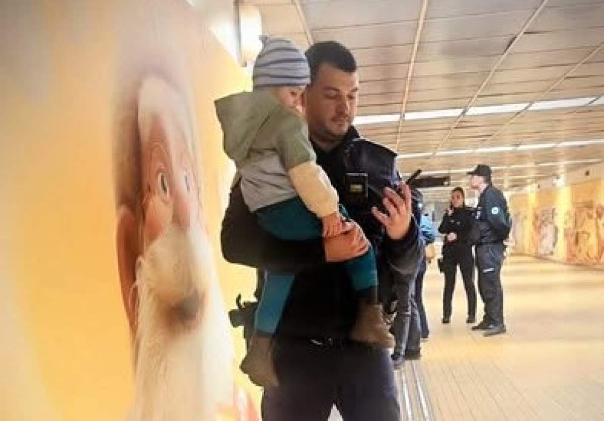 Un polițist ține în brațe un copil
