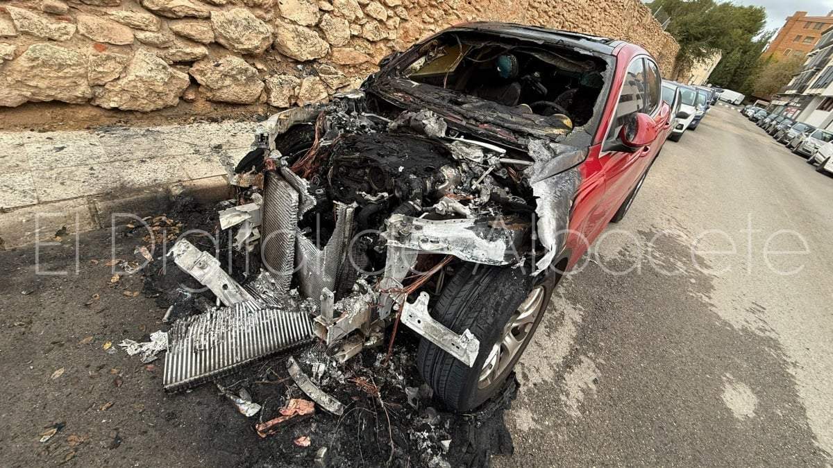 o mașină a fost incendiată