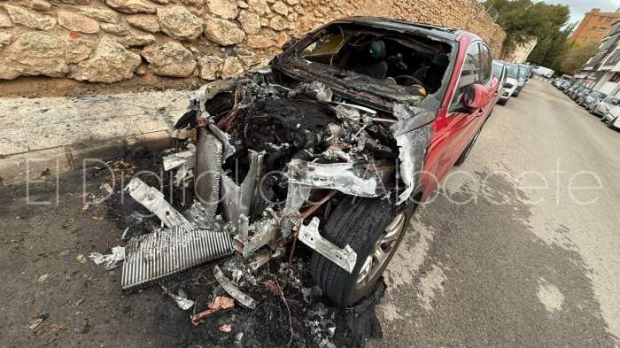 o mașină a fost incendiată