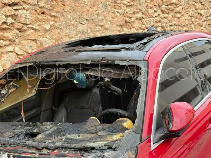 O mașină roșie, distrusă complet