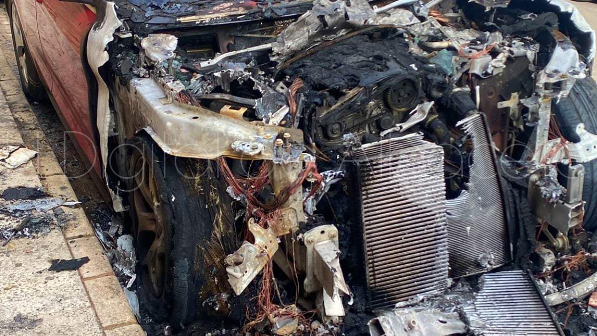 O mașină distrusă complet