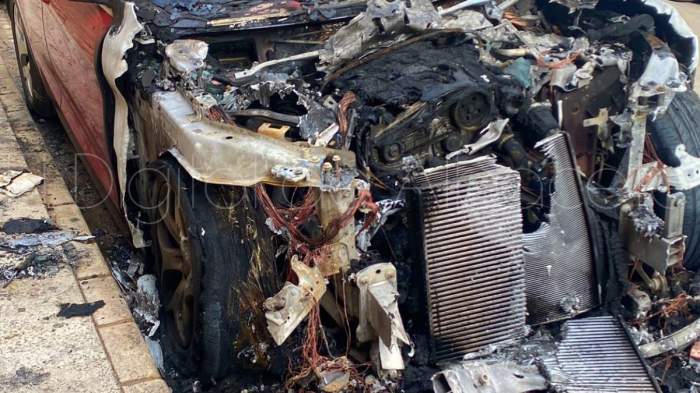 O mașină distrusă complet