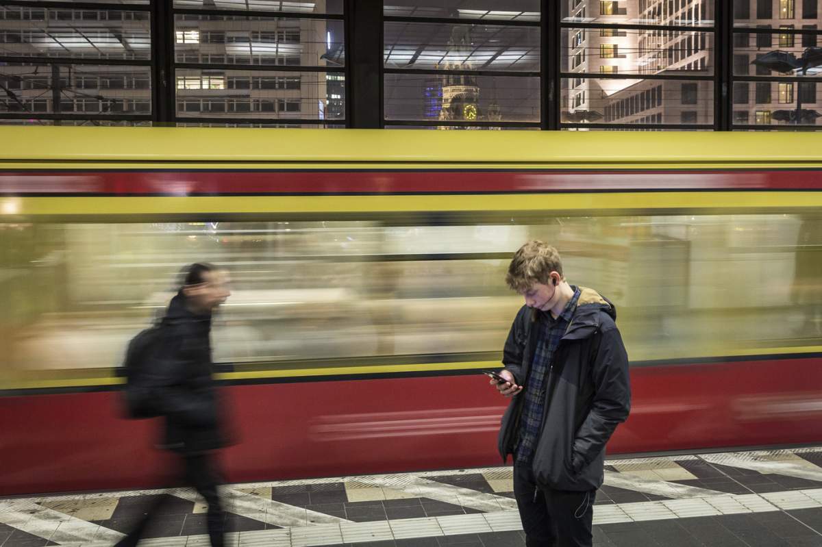 DEU Germania Germania Berlin Scene din și din jurul S-Bahn: Sosirea unui tren în stația Zoo