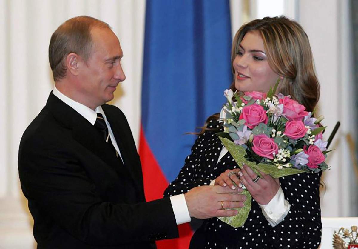 Ceremonia de decernare a premiilor de stat la Kremlin. Campioana mondială la gimnastică ritmică Alina Kabaeva este decorată cu Ordinul pentru Merite aduse Patriei, clasa a IV-a, de către Vladimir Putin.