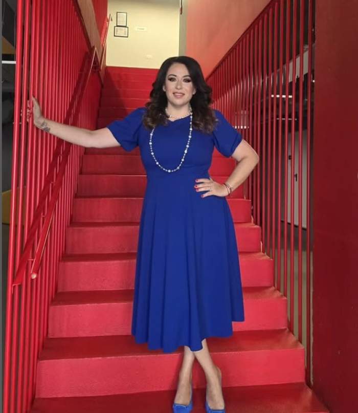 Oana Roman, îmbrăcată în rochie albastră