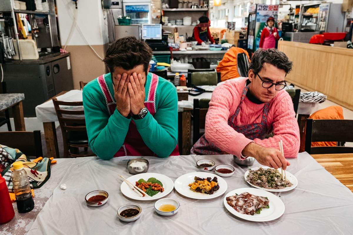 Cea mai grea masă servită vreodată concurenților din Asia Express. Competiția se mută în Coreea de Sud, diseară, de la 20.00, la Antena 1