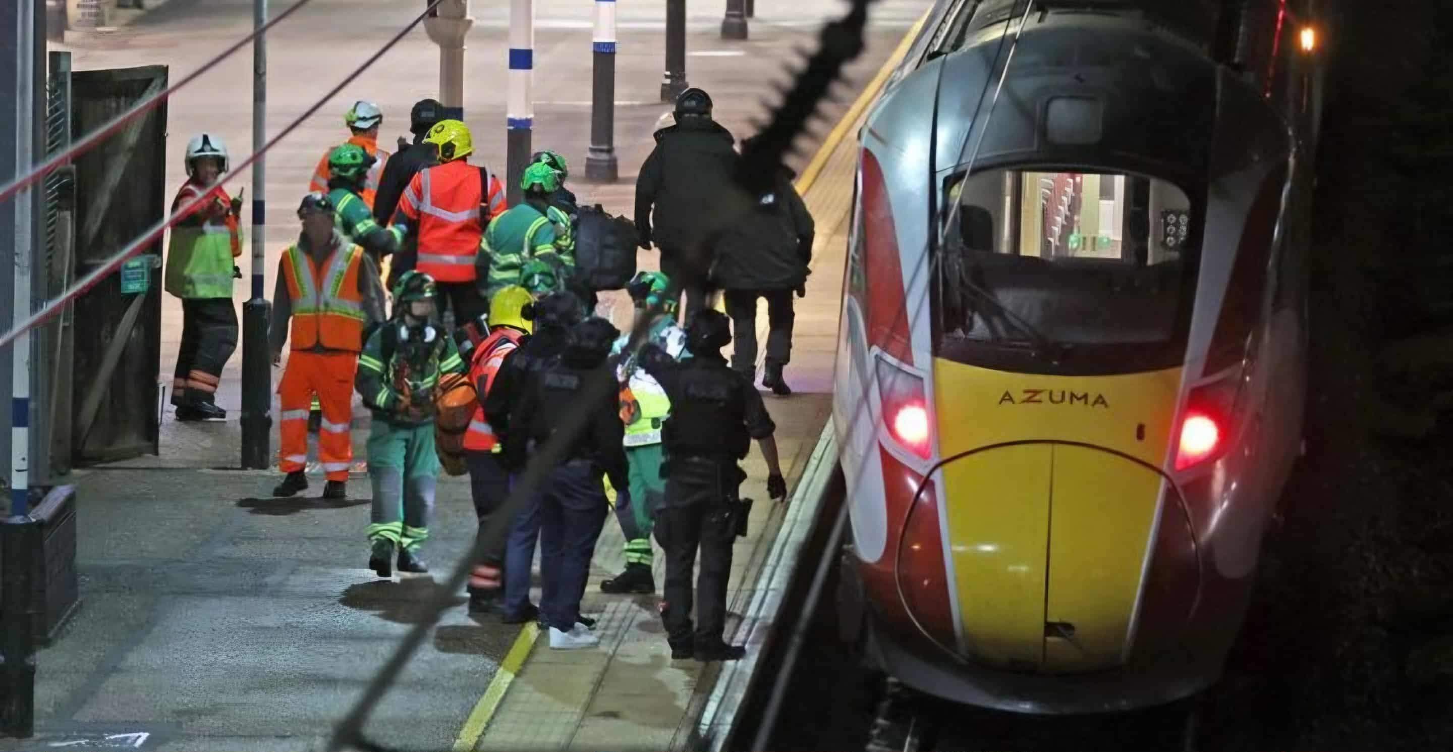 Atac sângeros într-un tren! Un bărbat a înjunghiat mai mulți pasageri. Nouă persoane se luptă să trăiască