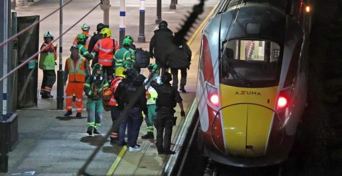 Atac sângeros într-un tren! Un bărbat a înjunghiat mai mulți pasageri. Nouă persoane se luptă să trăiască