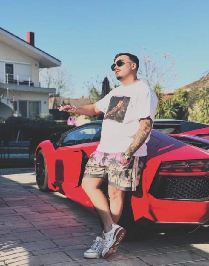 Adrian Minune Jr. s-a fotografiat cu un Ferarri