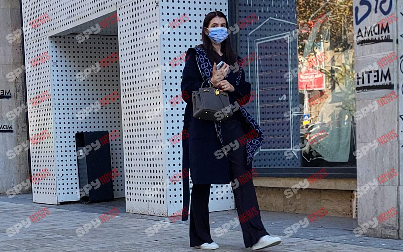 Misterul vizitei Monicăi Gabor! Nu merge la Irinel şi iese din casă doar pentru mici comisioane! Cum a fost surprinsă de paparazzii Spynews.ro