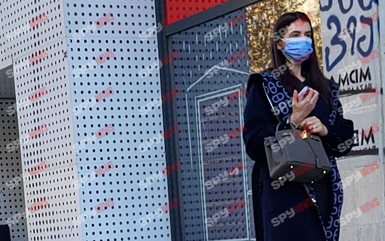 Misterul vizitei Monicăi Gabor! Nu merge la Irinel şi iese din casă doar pentru mici comisioane! Cum a fost surprinsă de paparazzii Spynews.ro