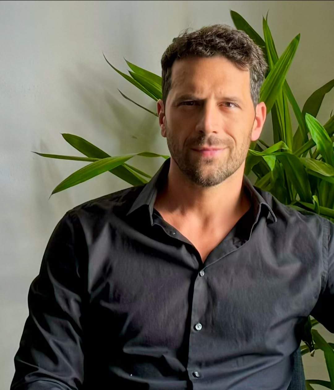 adi nartea in camasa neagra