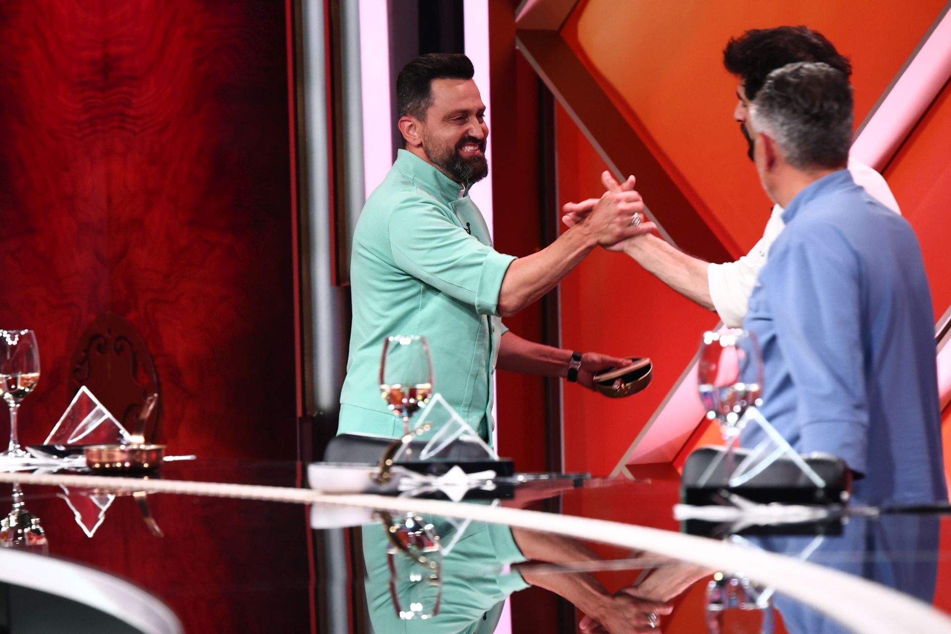 Chefi la cuțite, lider de audiență cu ediția de ieri. Chef Richard Abou Zaki i-a dat aseară cuțitul de aur lui Luca Zvaleni