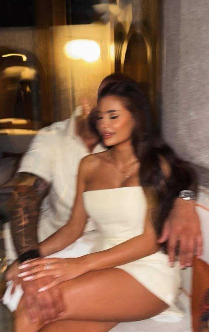 Alex Bodi își ține iubita în brațe