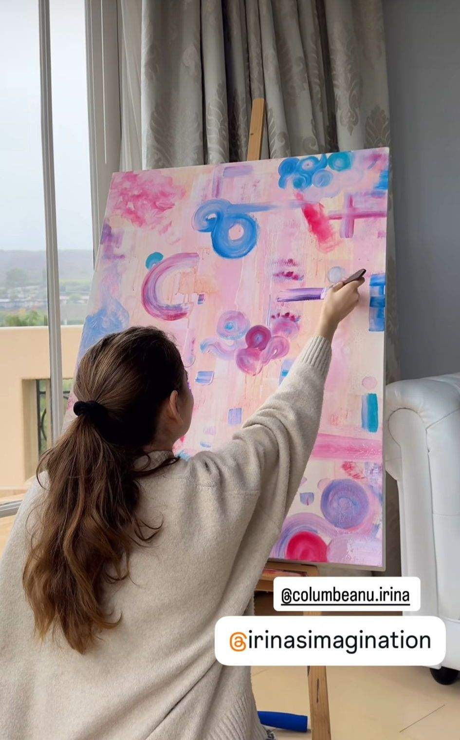 Irina Columbeanu în timp ce pictează