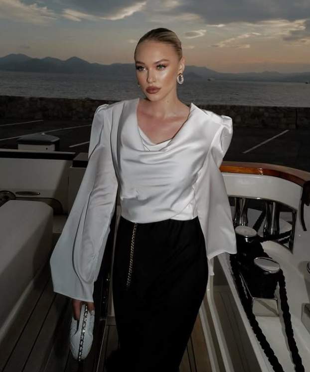 gina chirila pe un vas