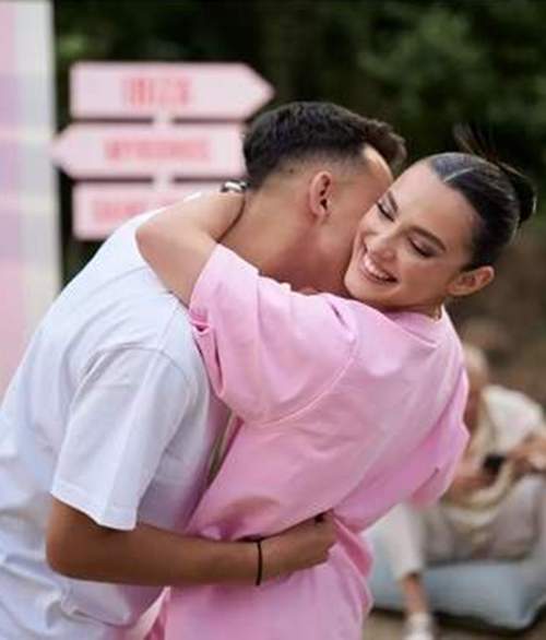 alexia eram imbratisata de iubitul ei