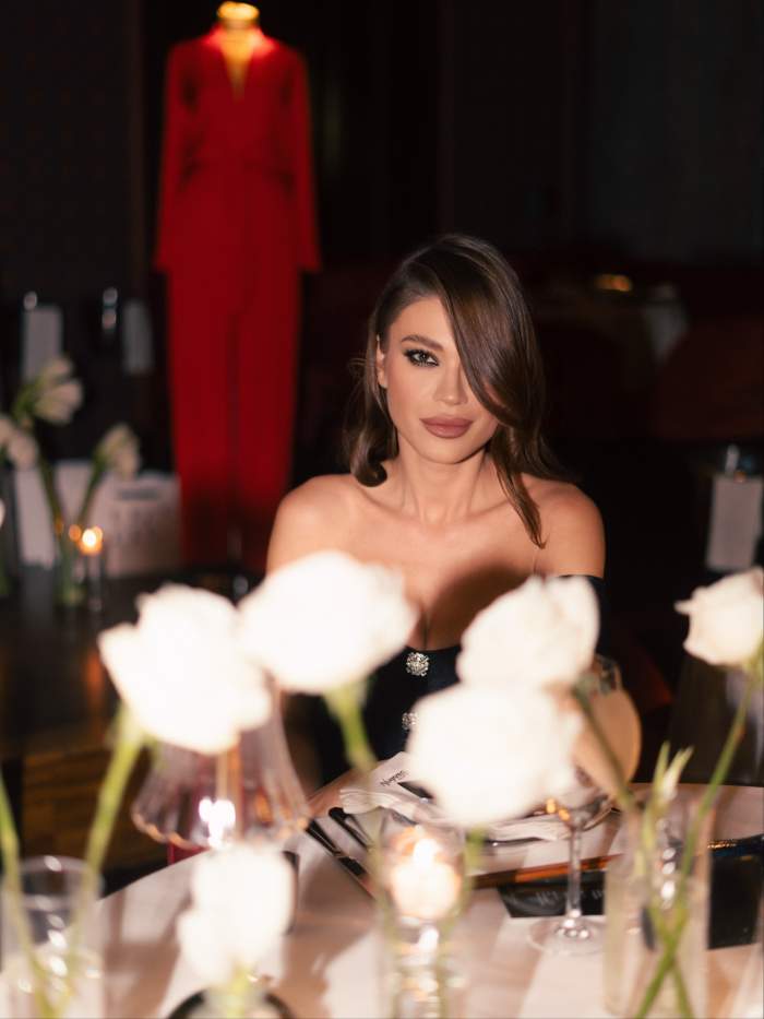 Emma de la Zu este asezata la o masa