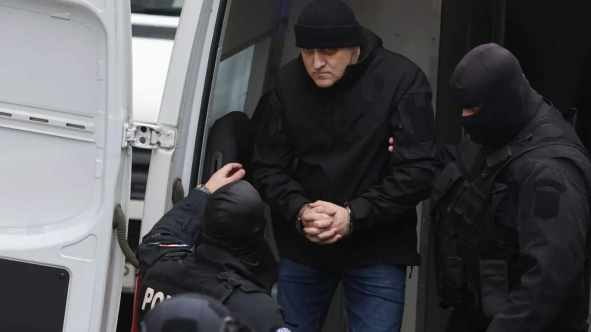 Horațiu Potra, însoțit de polițiști