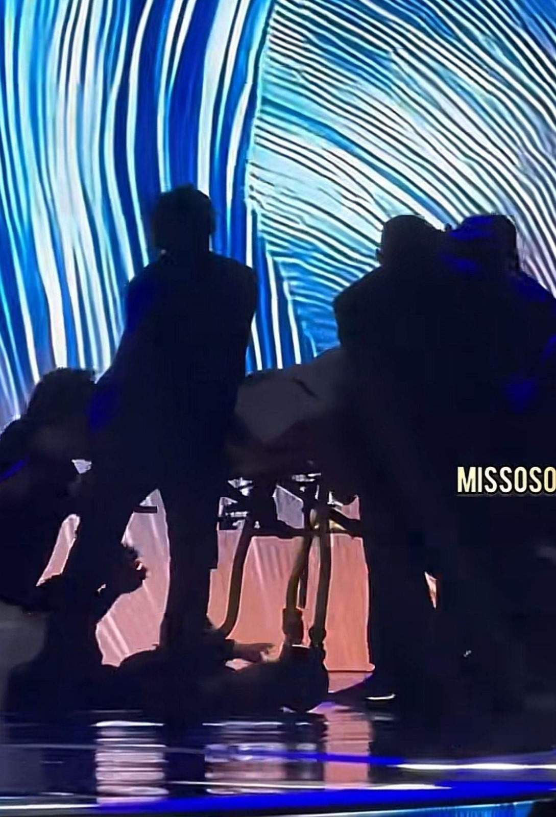 Miss Jamaica, transportată pe targă