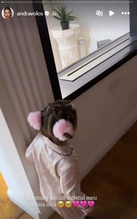 Kim aleargă spre cadoul de la mama ei