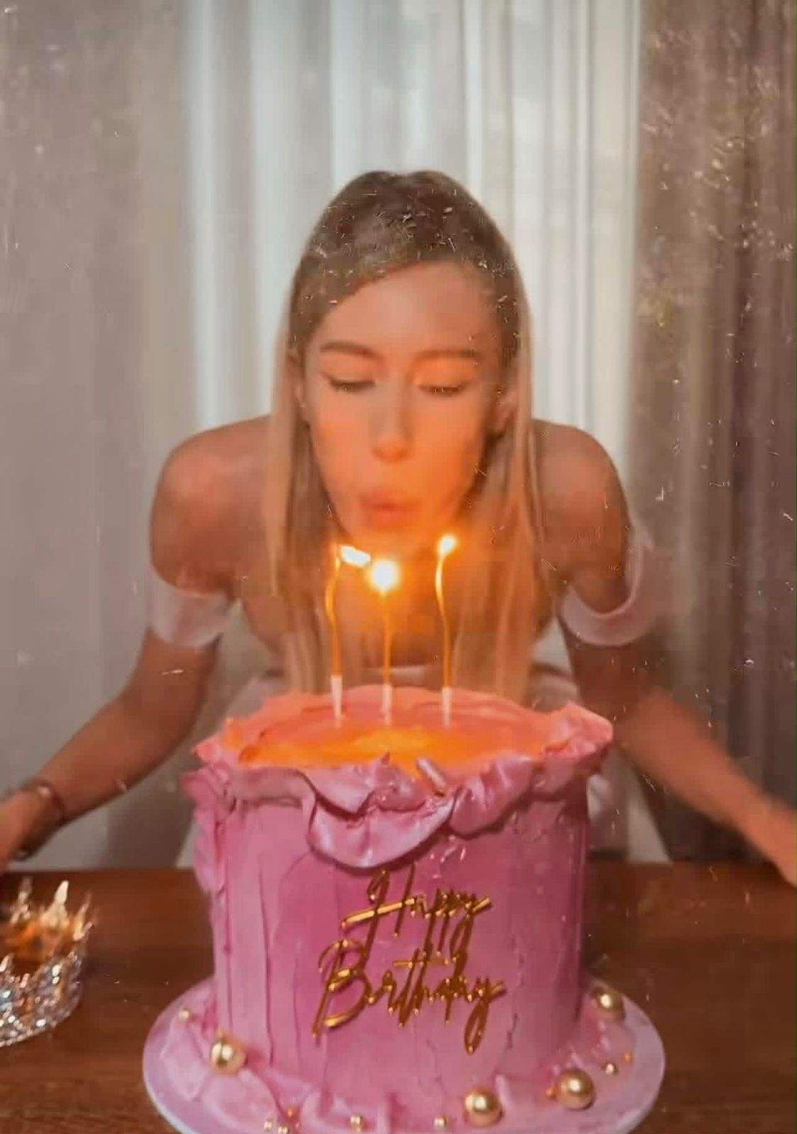 Gabriela Prisăcariu suflă în tort