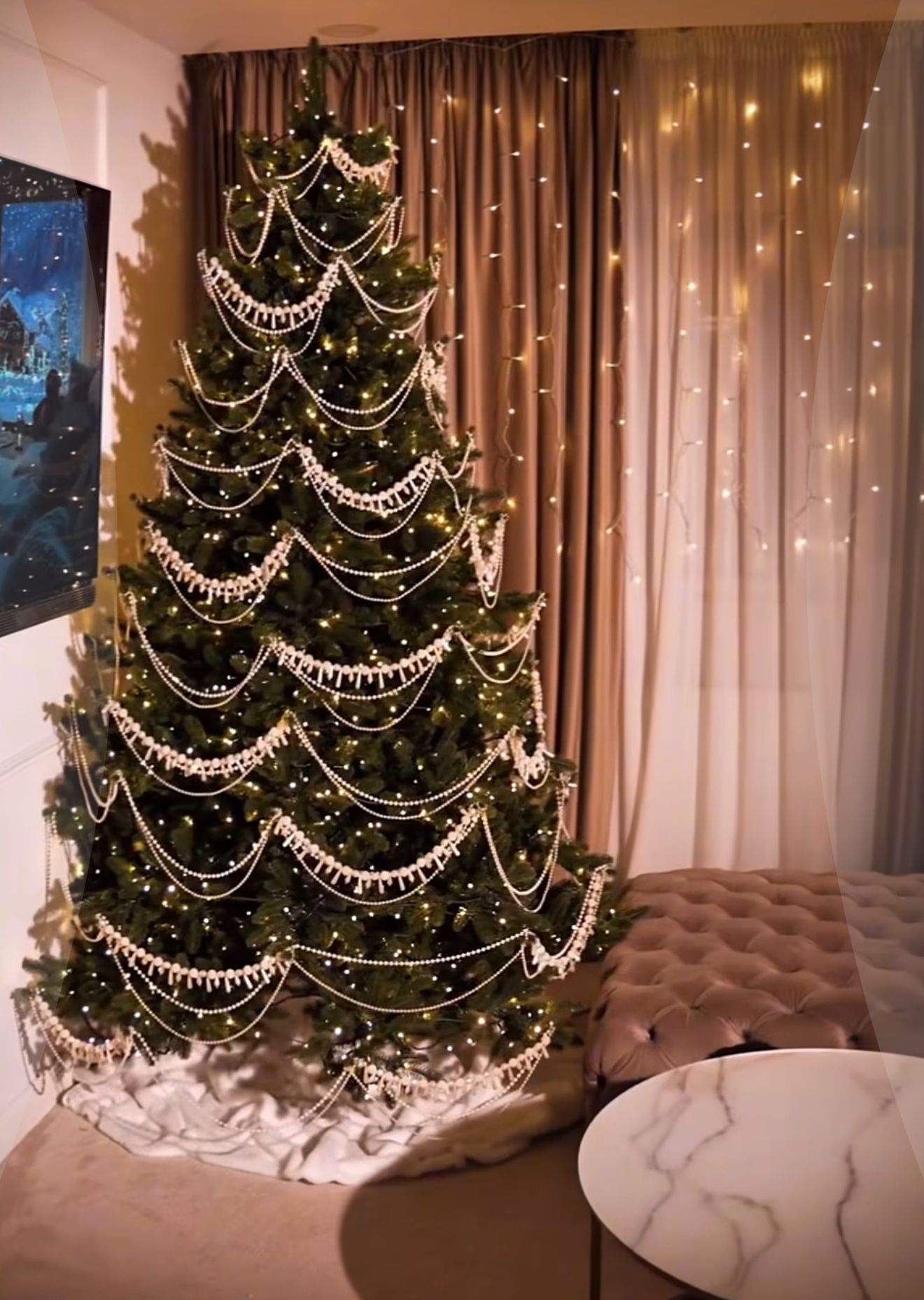 Bradul împodobit de Larisa Udilă și fiul ei